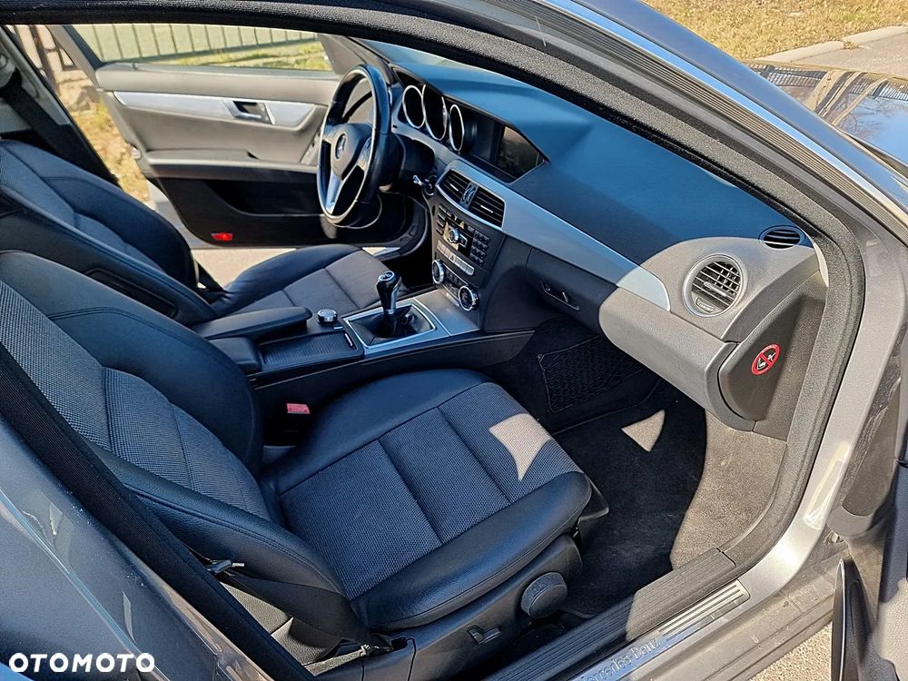 Mercedes-Benz Klasa C 180 CGI BlueEFFICIENCY Avantgarde - 18