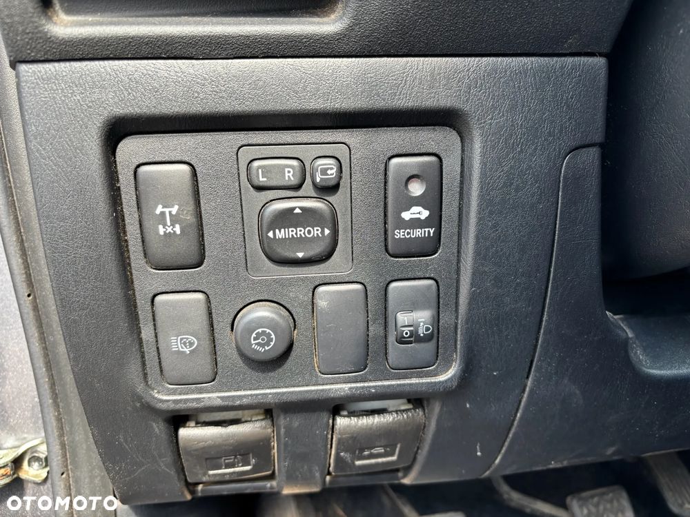 Toyota Hilux 2.5 D-4D SR5 - 30