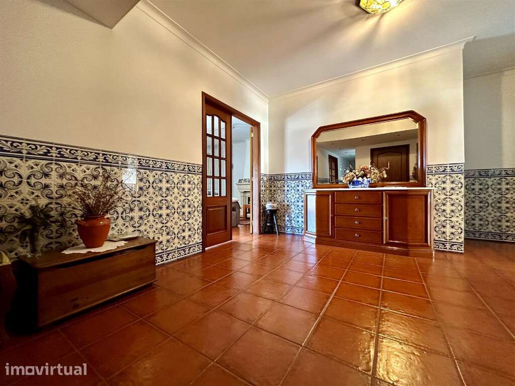 Apartamento T5 com garagem para dois carros em zona de Celas - Grande imagem: 2/23