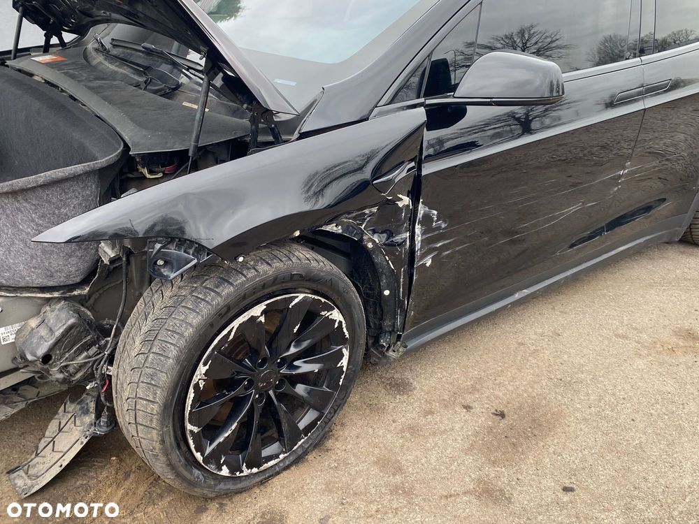 Tesla Model X - 12