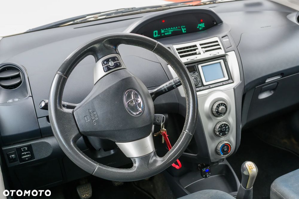 Toyota Yaris 1.3 Terra Gold - 4