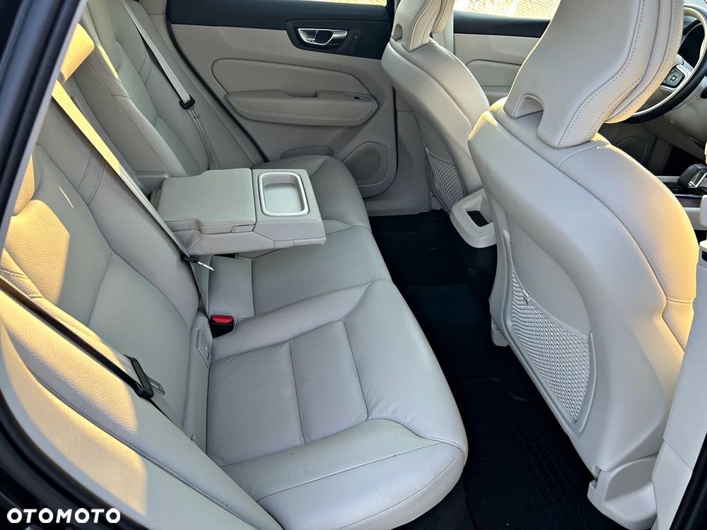 Volvo XC 60 B5 B AWD Plus Bright - 19