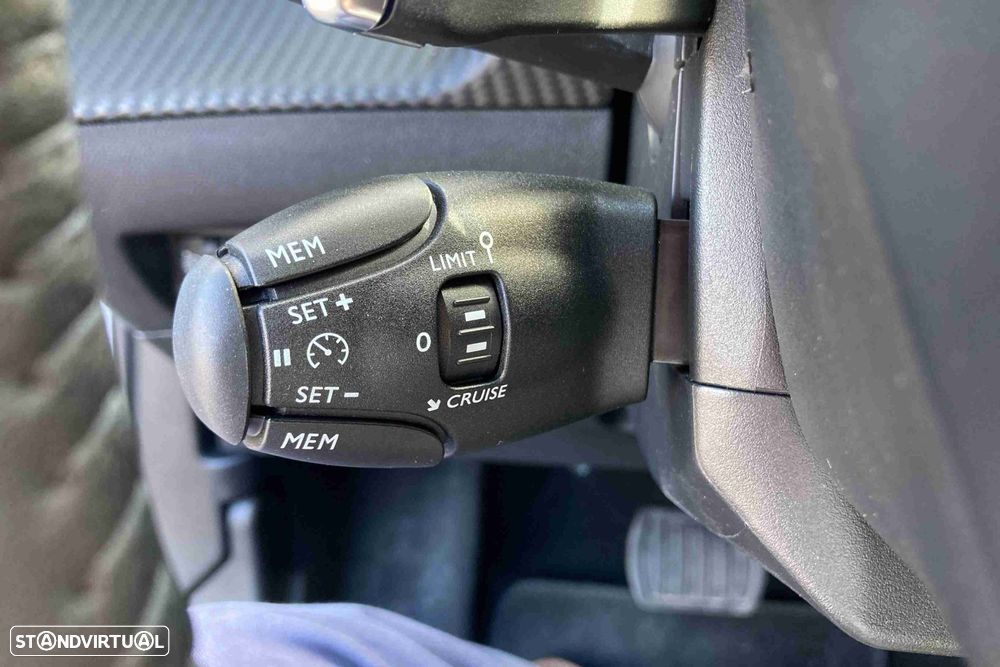 Peugeot 2008 1.2 Hybrid Allure e-DCS6 - 17