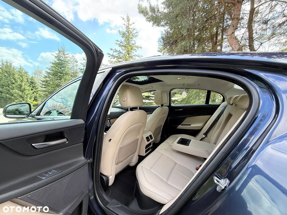 Jaguar XE 20d Prestige - 23