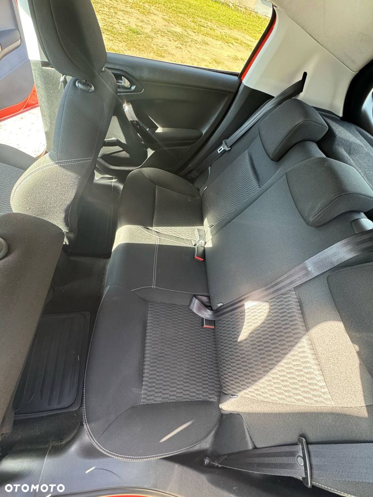 Peugeot 208 - 8