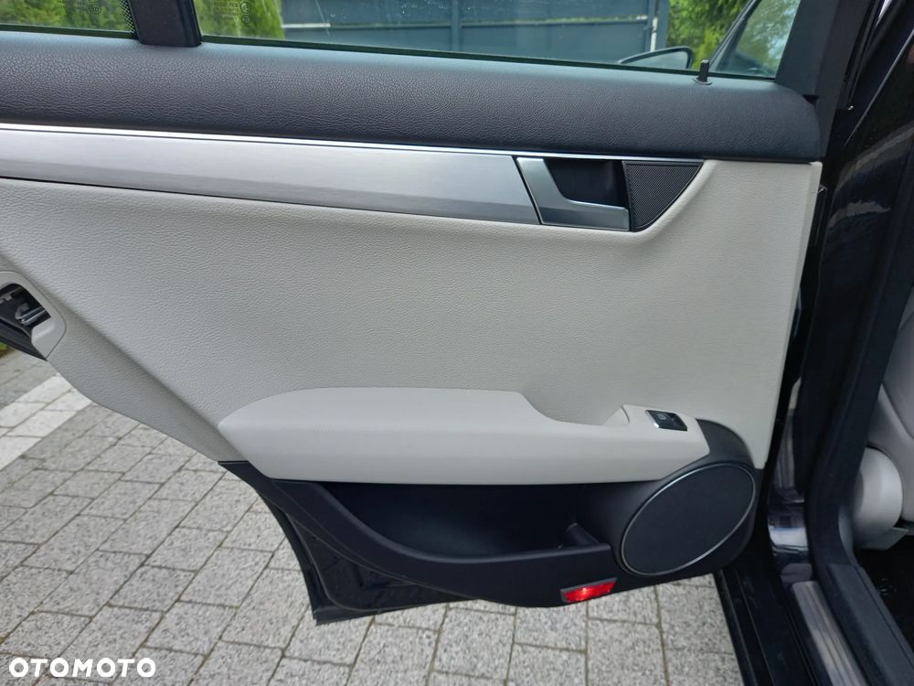 Mercedes-Benz Klasa C 200 CGI BlueEFFICIENCY Avantgarde - 19
