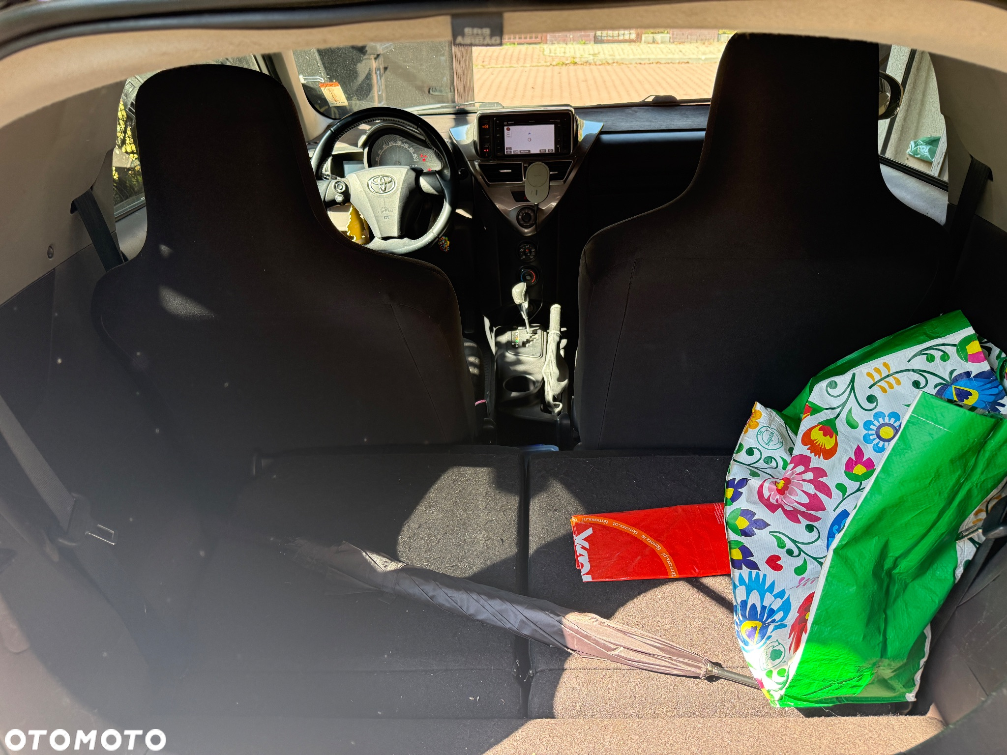Toyota iQ - 12
