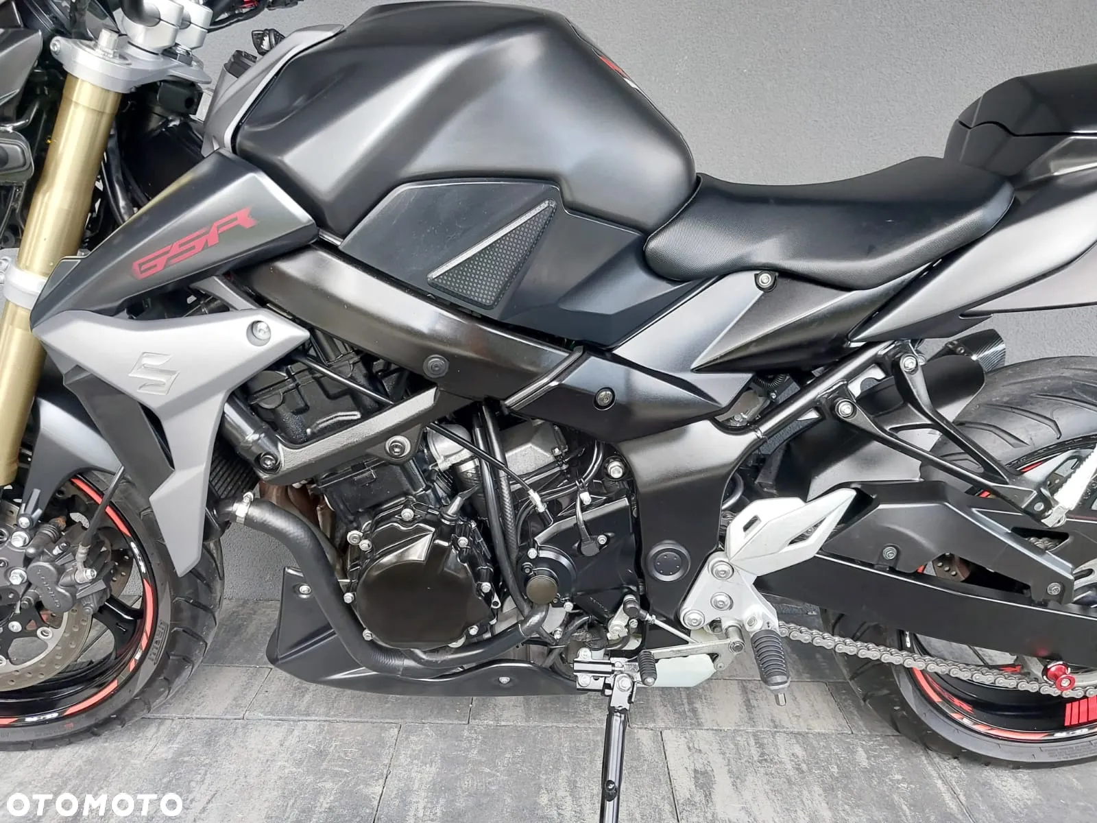 Suzuki GSR - 4
