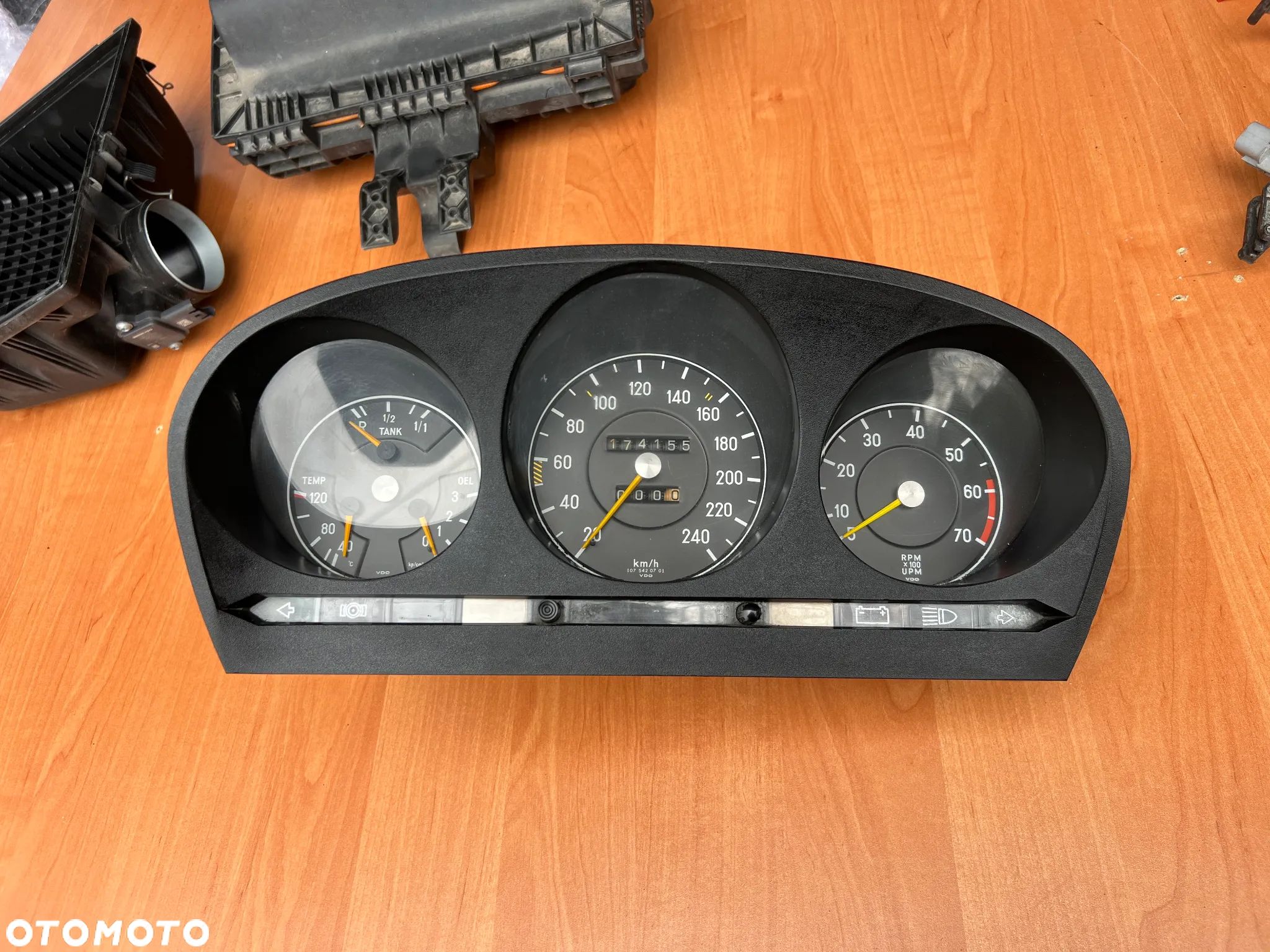 LICZNIK ZEGARY PRĘDKOŚCIOMIERZ MERCEDES W107 R107 C107 - 1