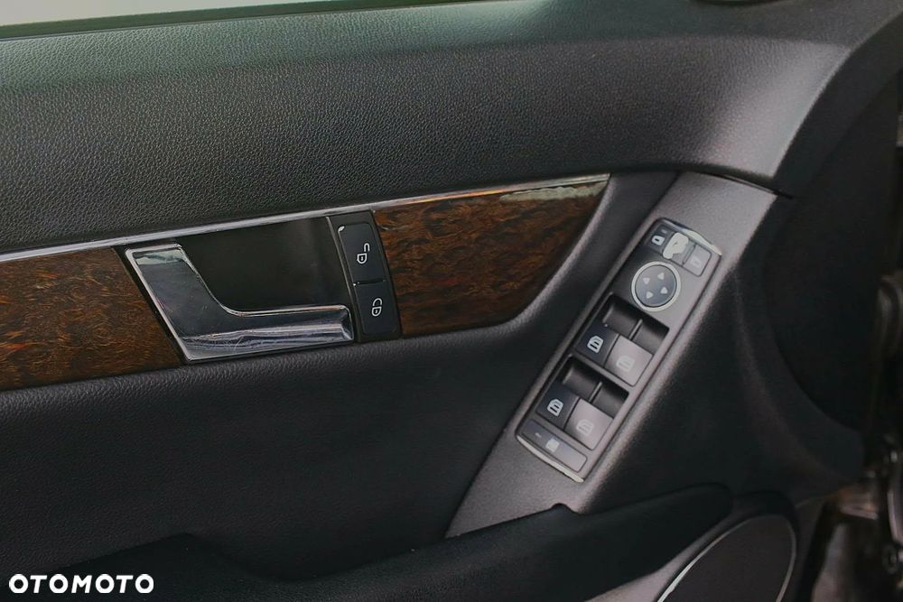 Mercedes-Benz Klasa C 180 Kompressor Automatik BlueEFFICIENCY Elegance - 17