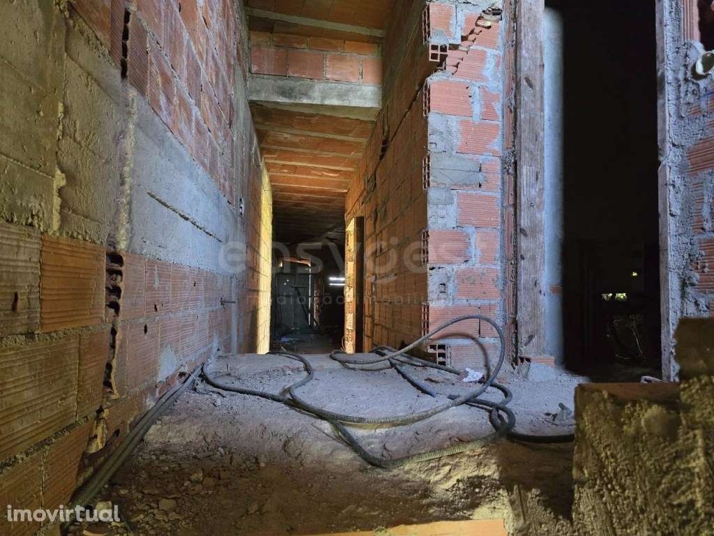 Moradia para Recuperar com Terreno Adjacente - Localizada em Trigac... - Grande imagem: 2/21