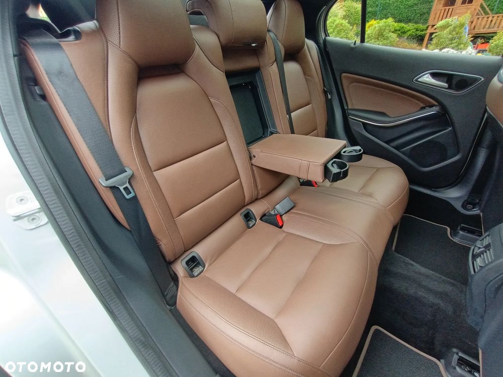 Mercedes-Benz GLA 250 4Matic 7G-DCT - 28