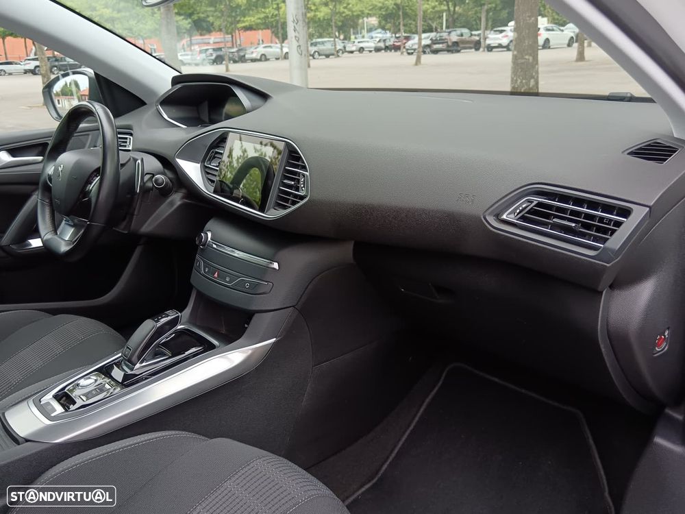 Peugeot 308 1.2 PureTech Allure EAT8 - 17