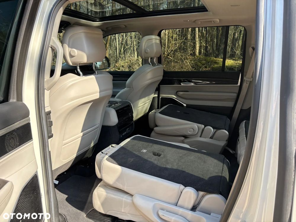 Jeep Wagoneer - 18