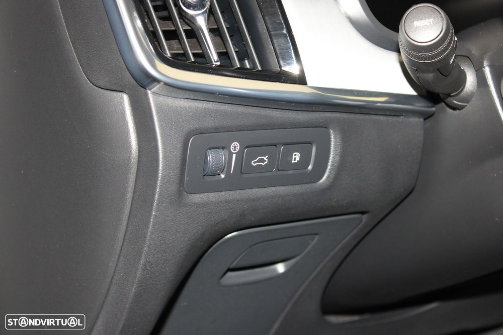 Volvo V90 2.0 T8 Momentum Plus AWD Geartronic - 11