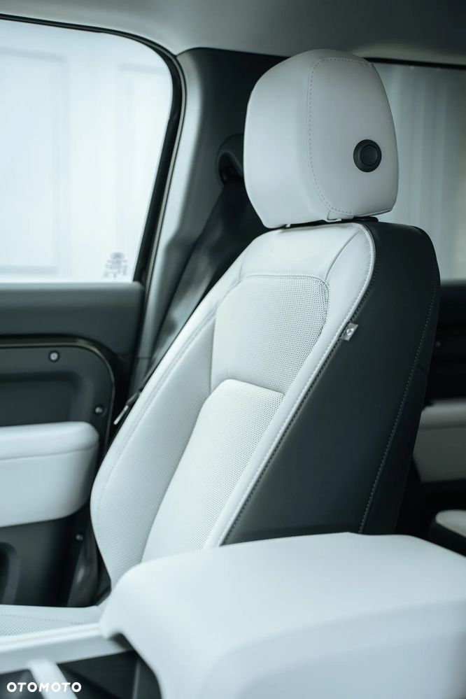 Land Rover Defender 3.0 D250 mHEV S - 11