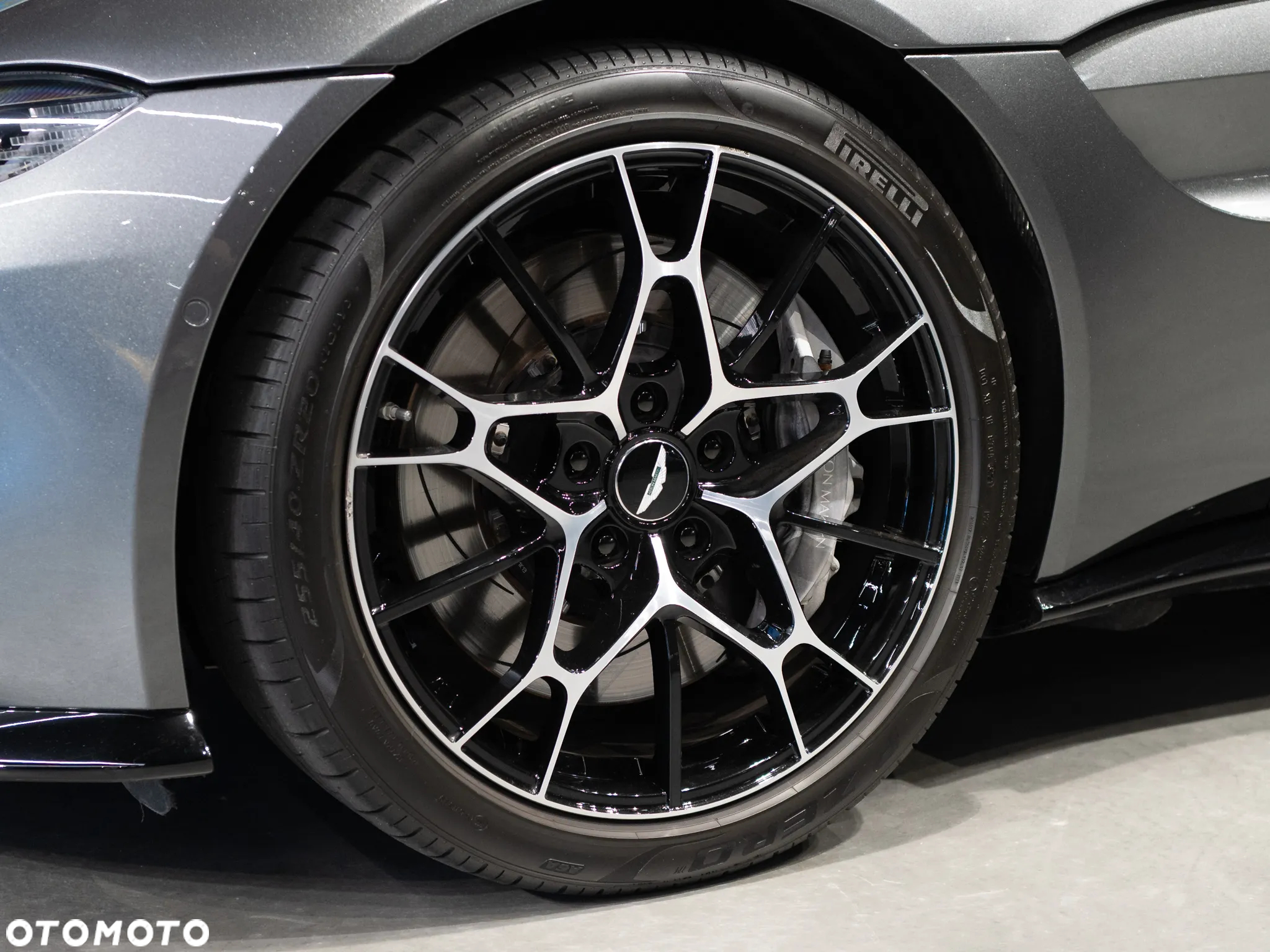 Aston Martin Vantage - 7