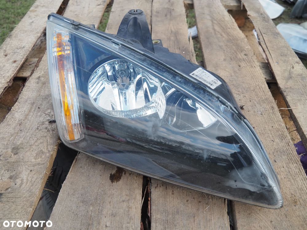 Lampa przód przednia Ford Focus Mk.2 4M51-13099-KD Anglik