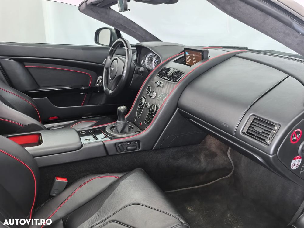 Aston Martin V8 Vantage S - 35