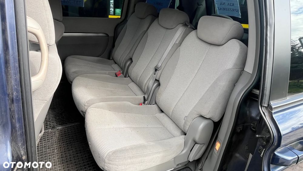 Kia Carnival - 12