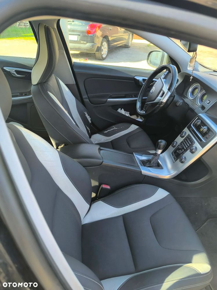 Volvo S60 D3 R-Design - 3