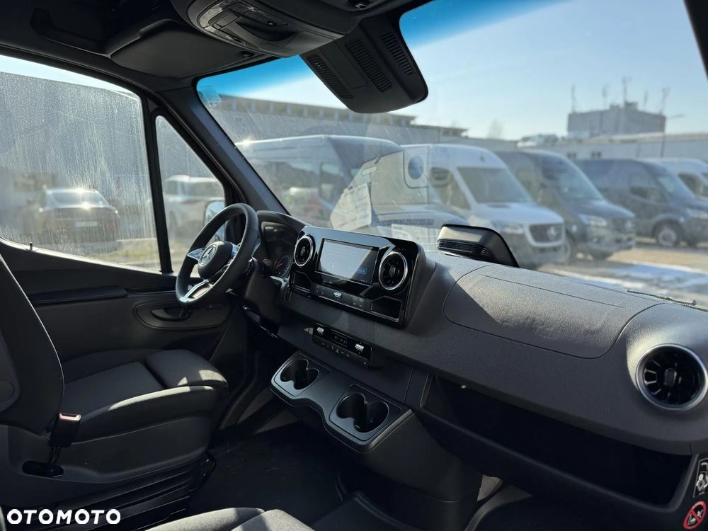 Mercedes-Benz Sprinter - 11