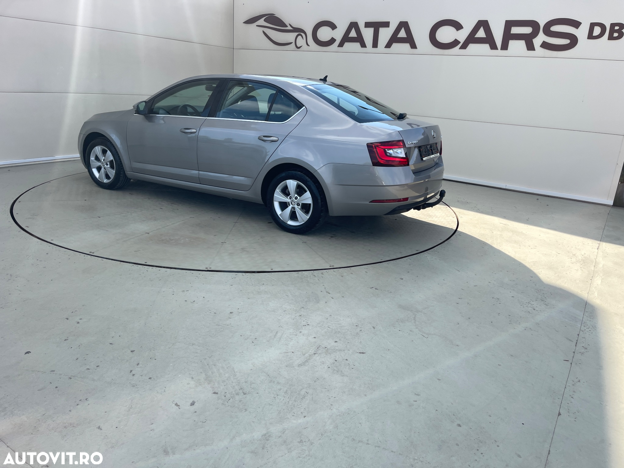 Skoda Octavia 1.6 TDI DSG Style - 8