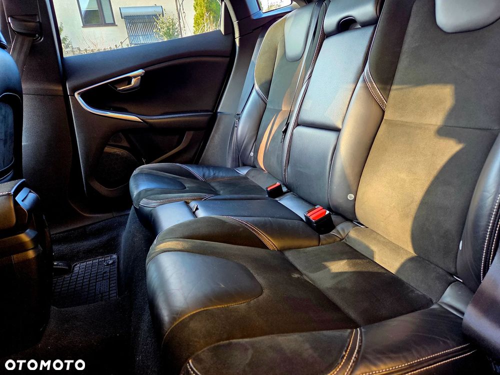 Volvo V40 D2 R Design - 12