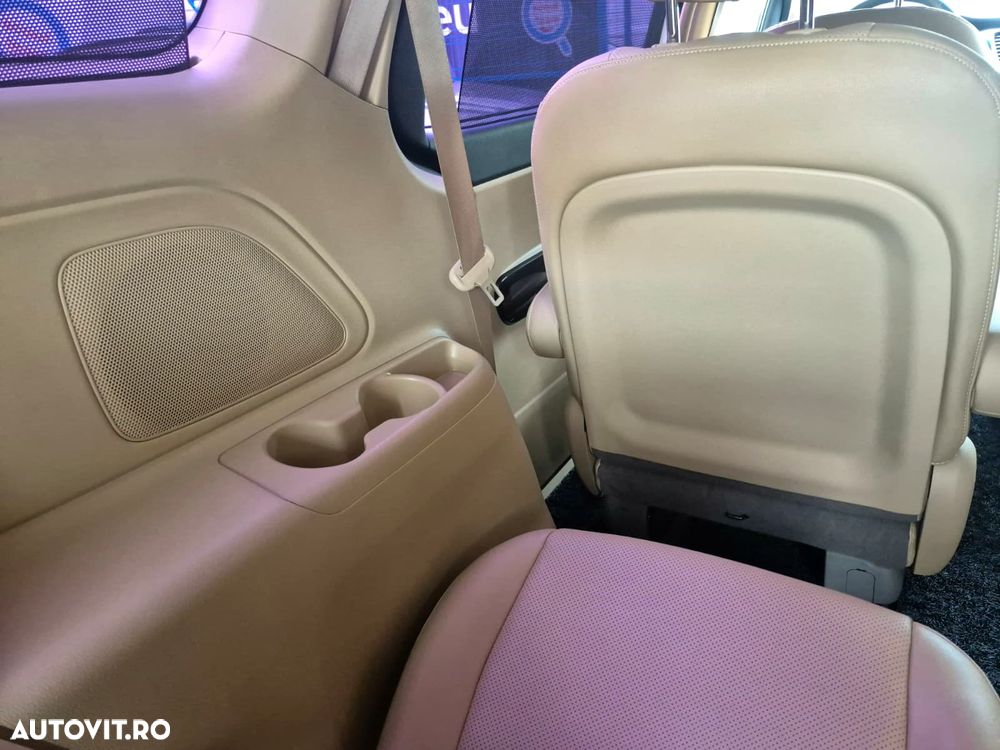 Kia Carnival - 28