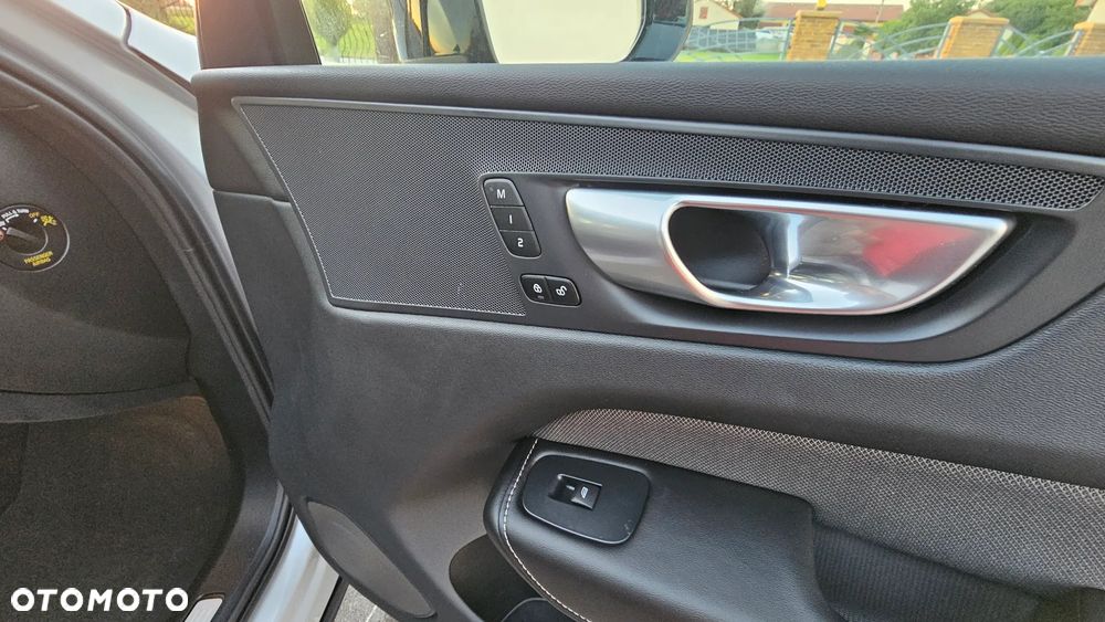 Volvo XC 60 B4 D AWD Plus Dark - 20