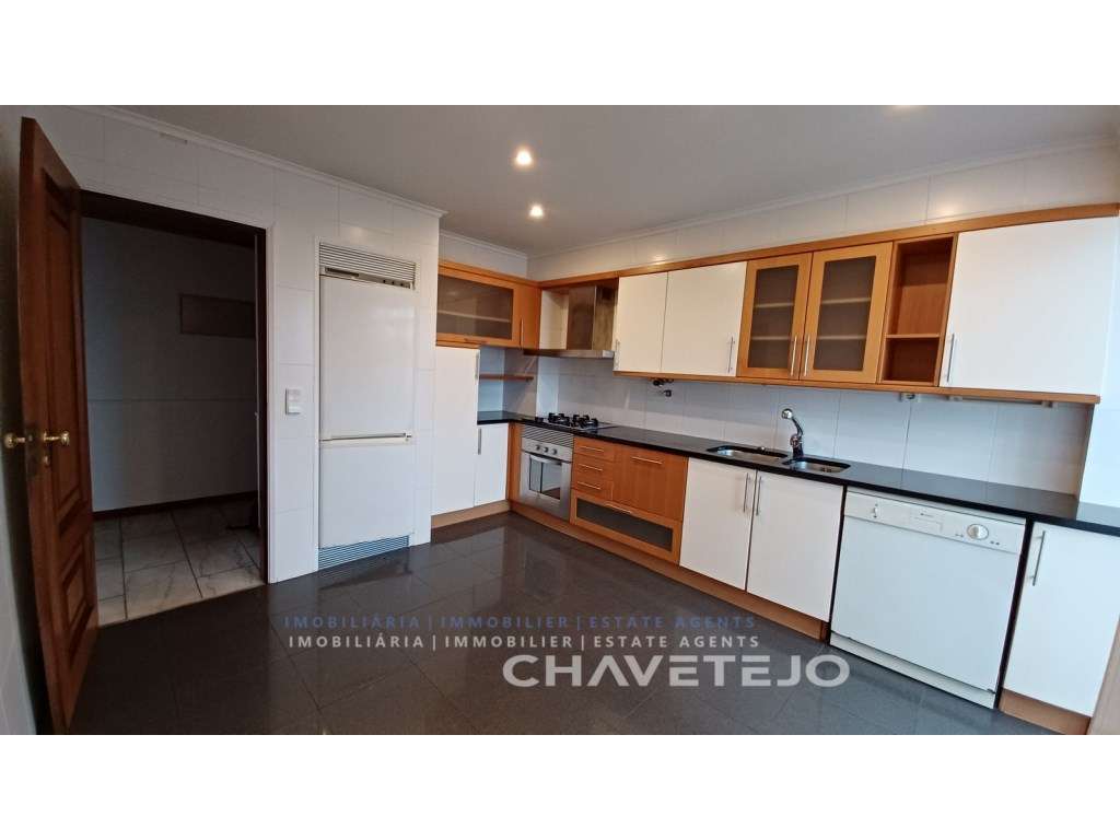 T4 com cozinha equipada na Alameda em Tomar - Disponível em Setembro - Grande imagem: 3/20