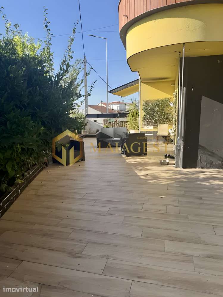 Moradia T5 com amplo espaço exterior e excelente localização em Grijó - Grande imagem: 3/8