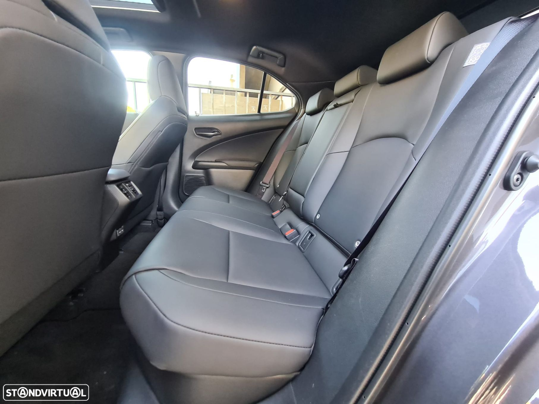 Lexus ux-250h Sport - 17