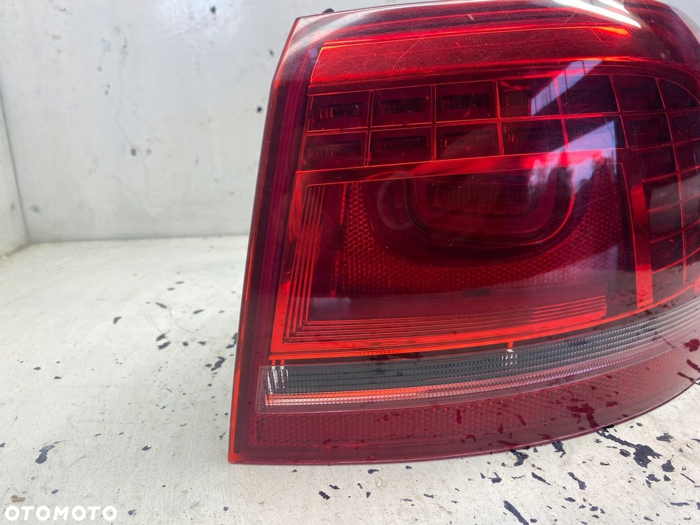 VW PASSAT B7 KOMBI LAMPA PRAWY TYŁ - 2