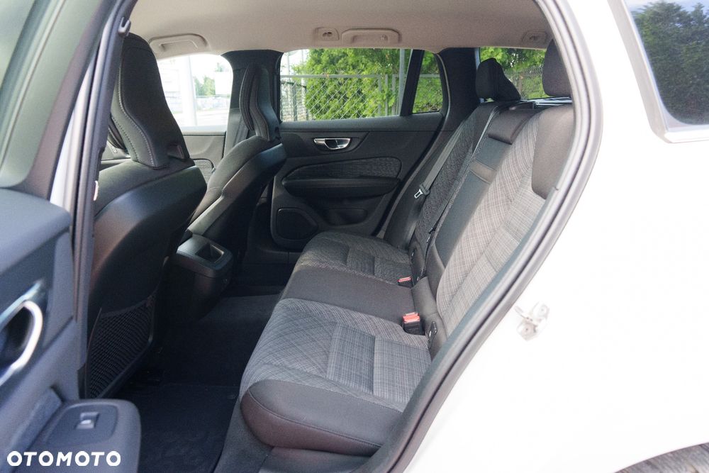 Volvo V60 B3 B DKG Momentum Pro - 12