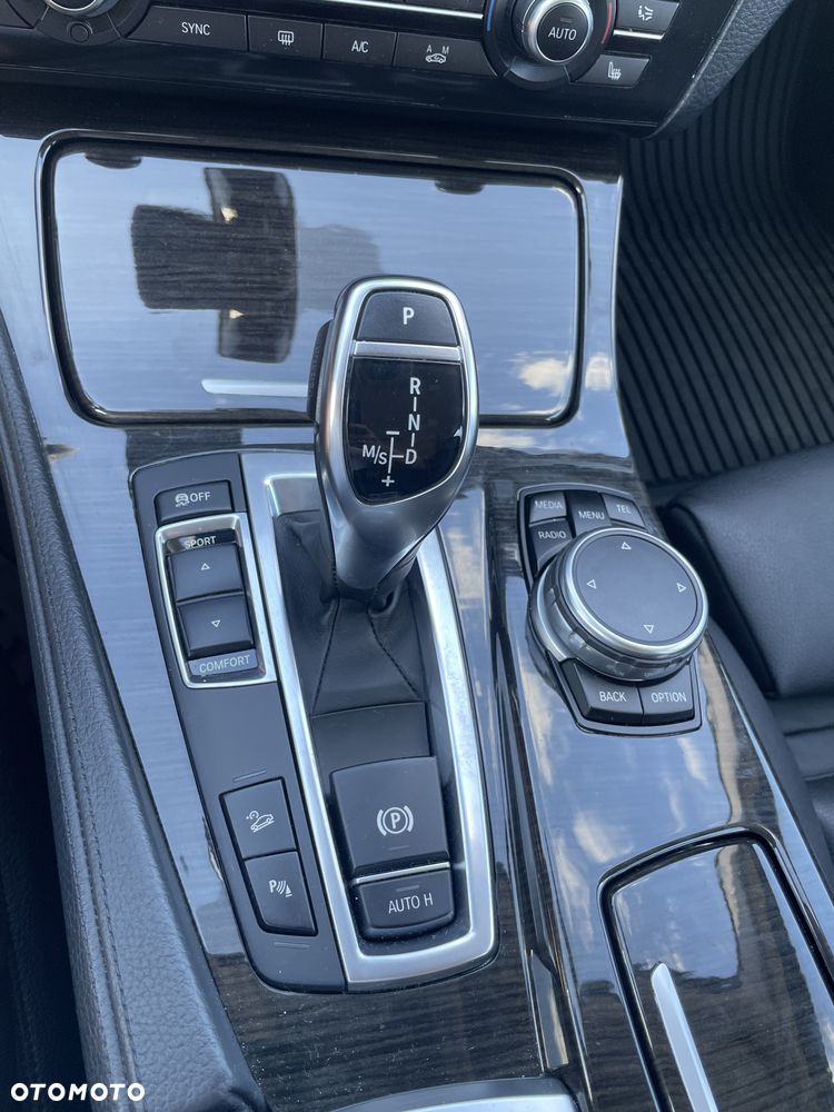 BMW Seria 5 528i xDrive - 29