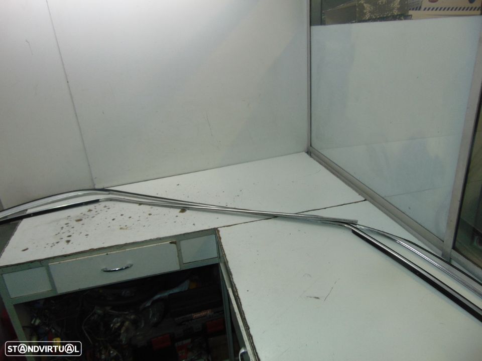 Mercedes w123 frisos do tejadilho - 1