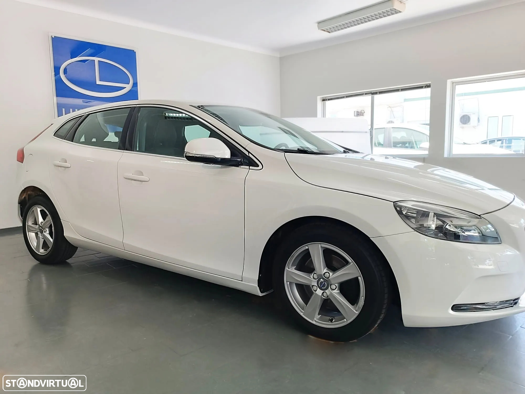 Volvo V40 1.6 D2 Momentum Powershift Eco - 4