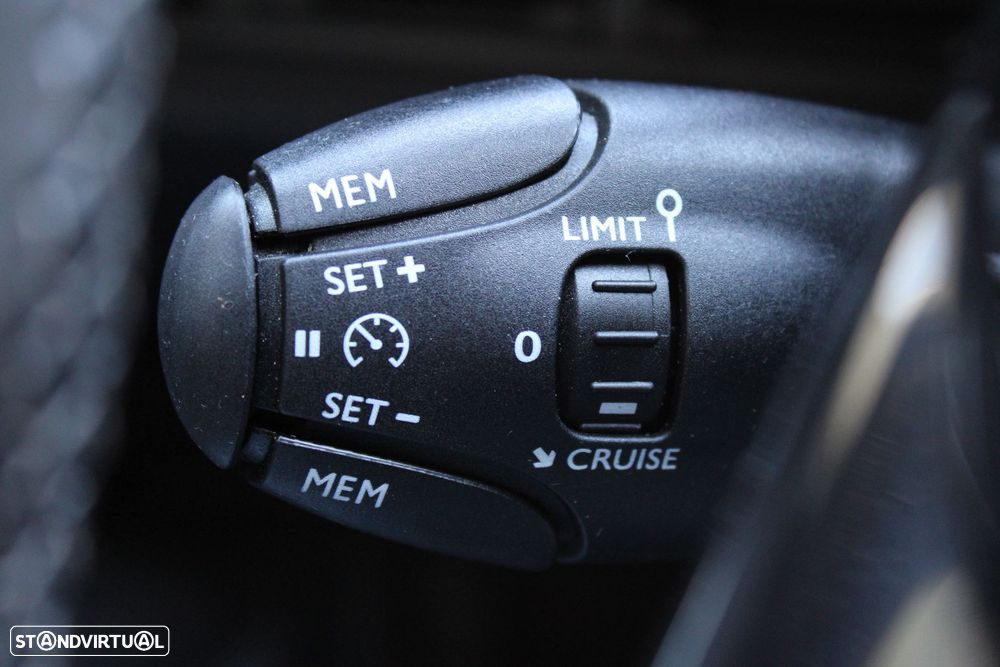 Peugeot 3008 1.2 PureTech Allure EAT6 - 17