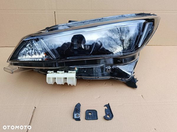 Full Led przedni lewy Nissan Leaf II 2 lampa 260606WK7A ciemna reflektor
