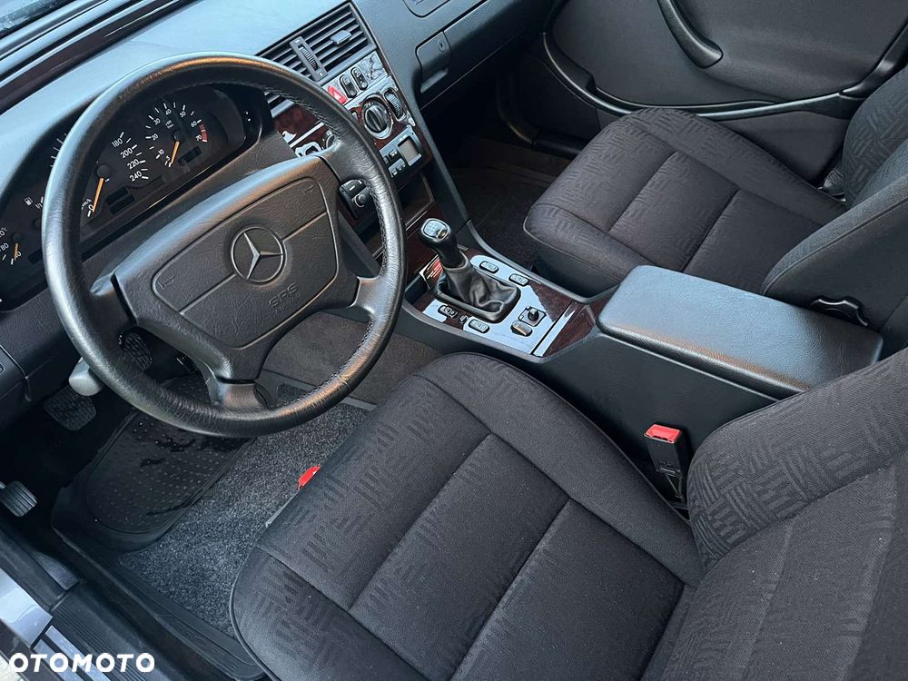 Mercedes-Benz Klasa C 180 Classic - 22