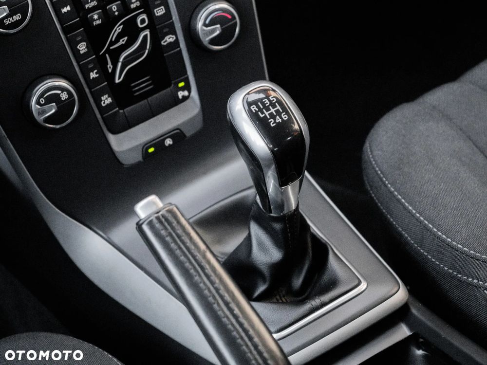 Volvo V40 Cross Country D2 Momentum - 24