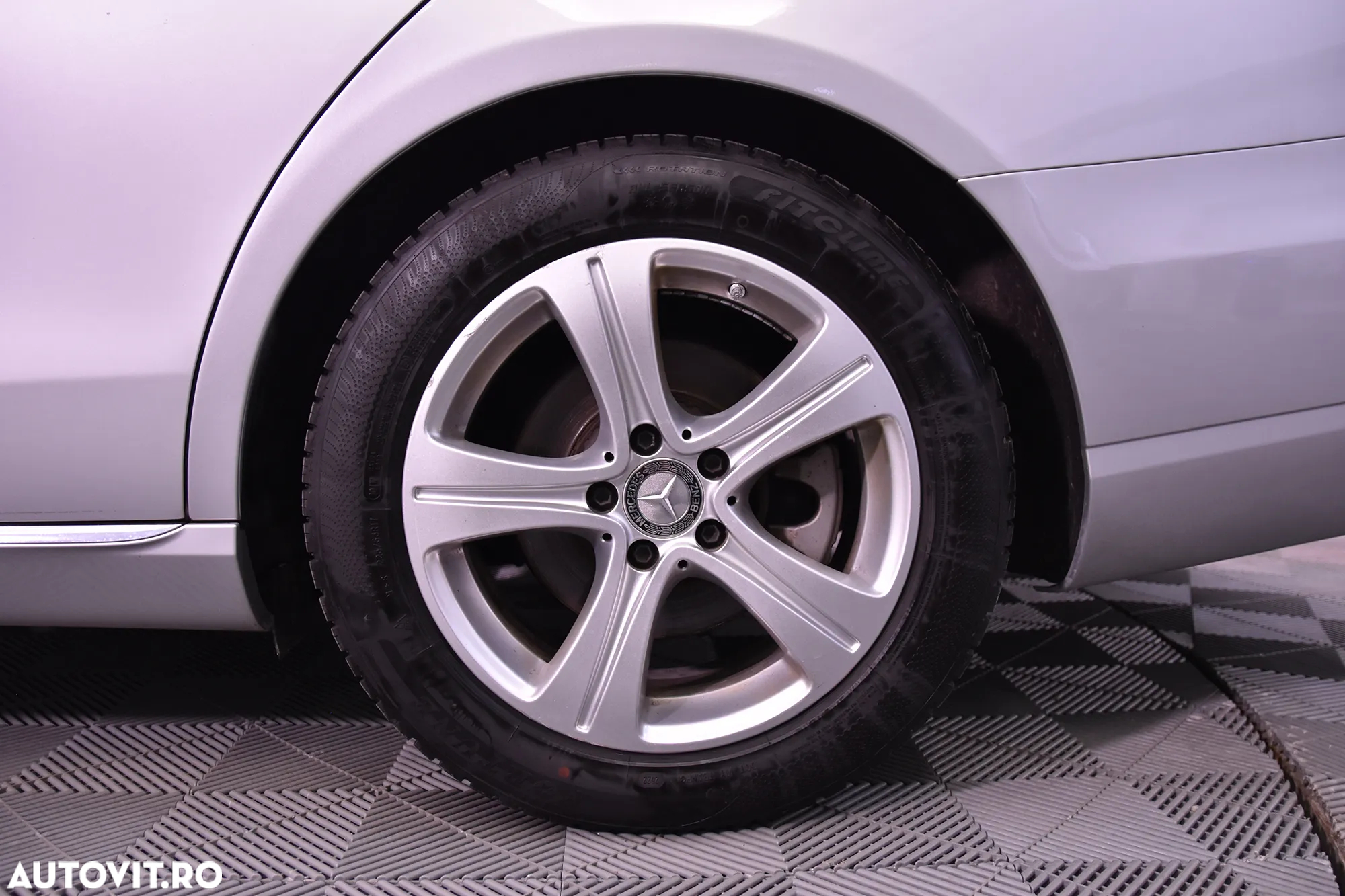 Mercedes-Benz E 220 d 4Matic T 9G-TRONIC - 13