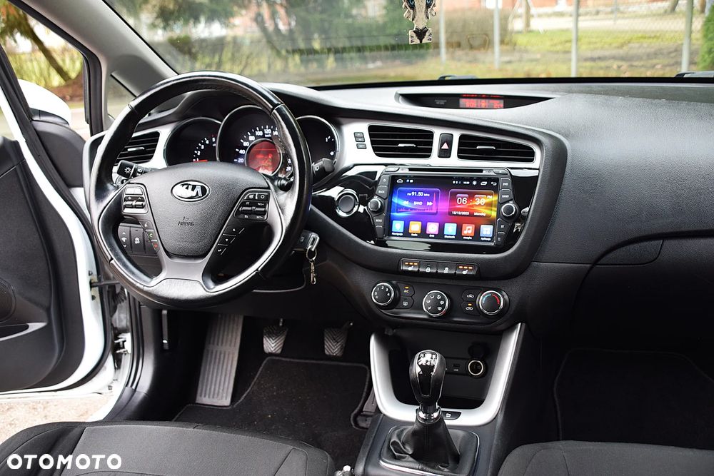 Kia Ceed 1.6 CRDi 128 Fifa World Cup Edition - 36