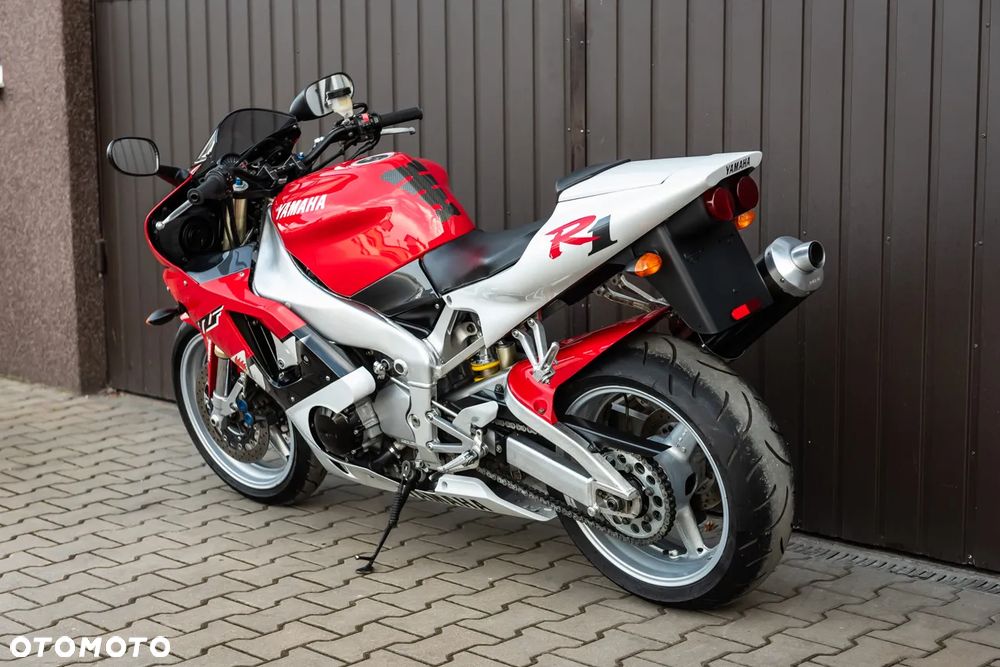Yamaha R1 - 4