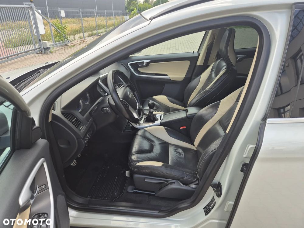 Volvo XC 60 2.4D R-Design - 12