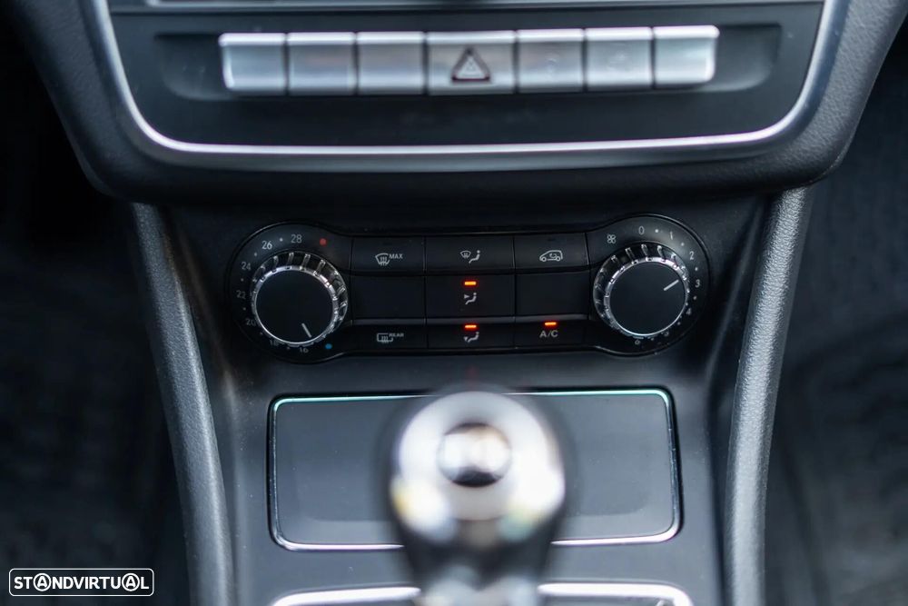 Mercedes-Benz CLA 180 d Urban - 32