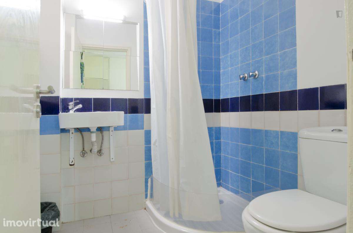 Quarto - localizado em Intendente Lisbon - Grande imagem: 5/16