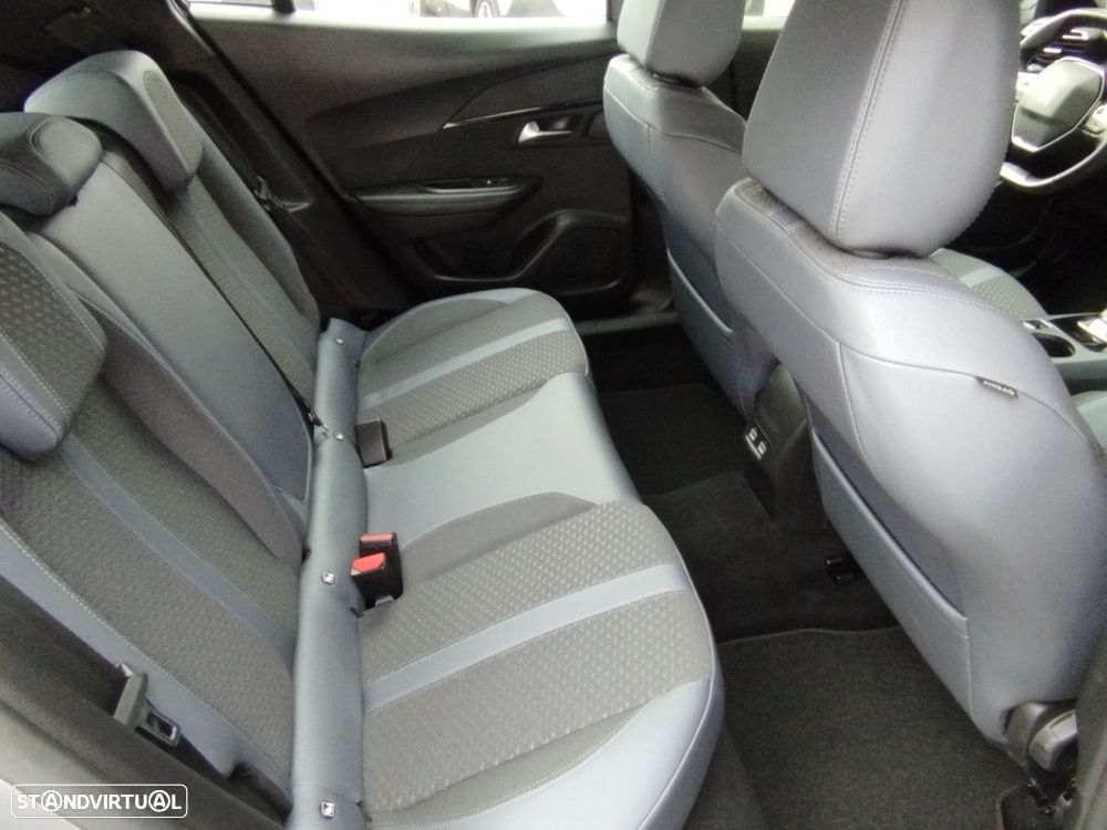 Peugeot 2008 1.2 PureTech Allure EAT8 - 28