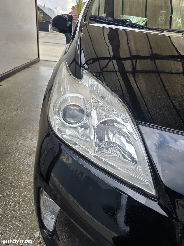 Toyota Prius (Hybrid) - 4